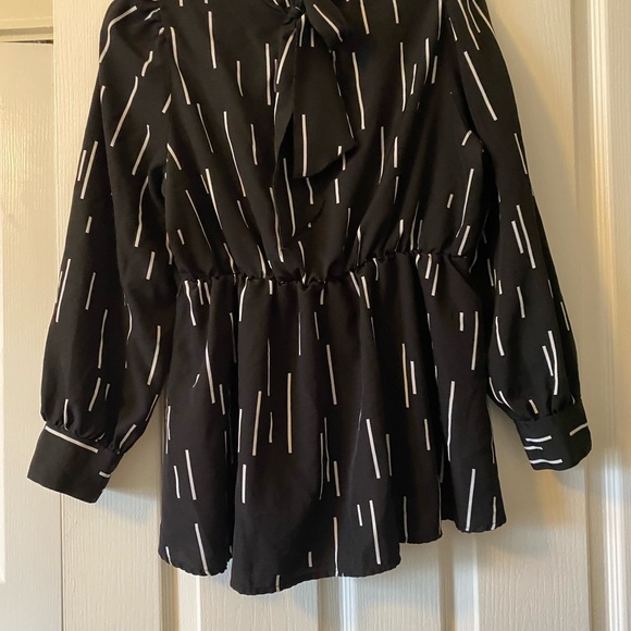 SHEIN - BLACK & WHITE BLOUSE - Picture 2 of 4